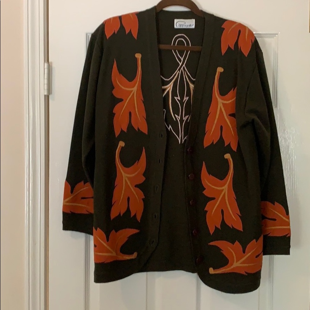 Sweater olive green with dark orange appliqué